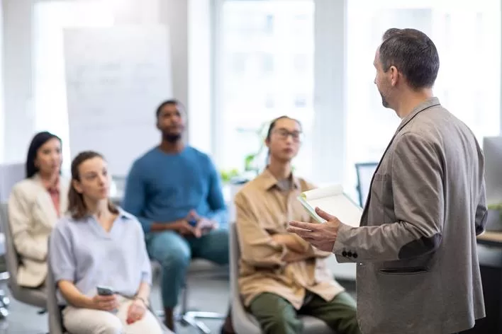 Versátil O que é nivelamento corporativo de idiomas e como funciona?