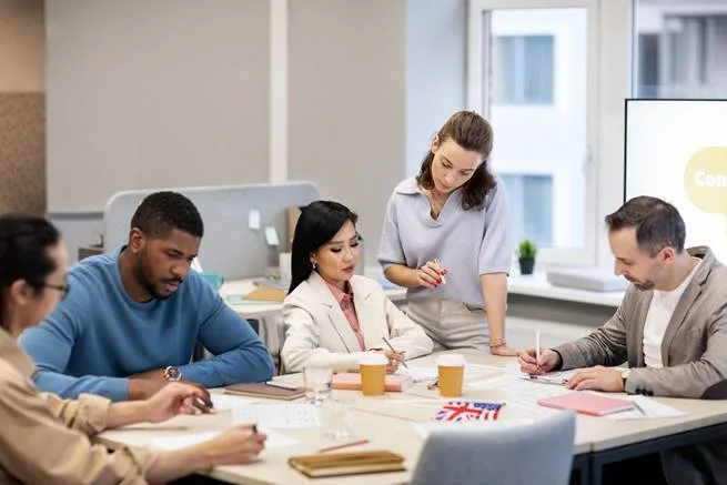 Aulas particulares ou aulas em grupo de inglês: qual a melhor opção para aprender?