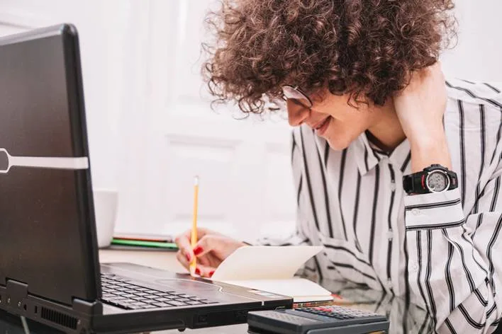 Versátil Home testing: vantagens das provas de proficiência online
