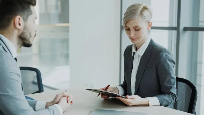 Versátil Inglês para entrevistas de emprego: como se preparar e se destacar
